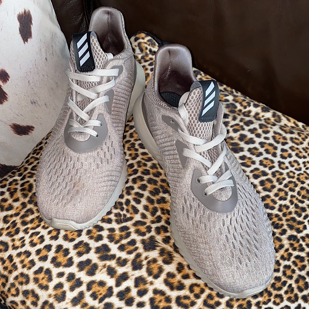 Adidas tan alphabounce